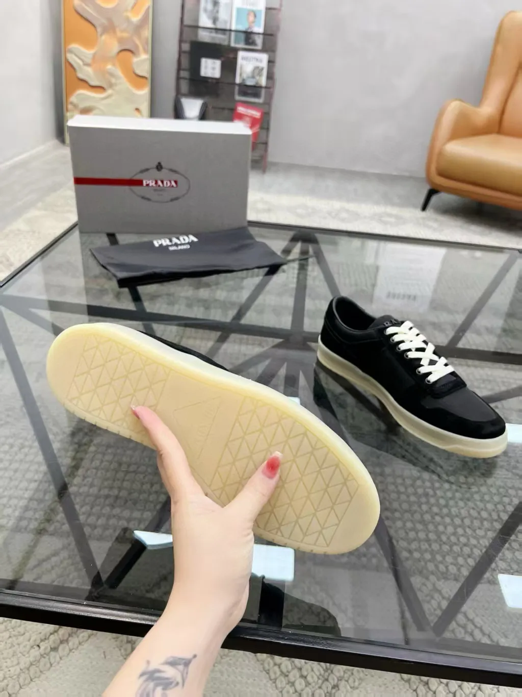 Factory price: 400💰Prada new men's leather sports shoes, the highest version on the market, any comparison is welcome🆚! The original leather has excellent texture and is super high-end! Fetal sheep net lining imported from Italy, removable pad! Luxurious materials and fine workmanship, highly recommended! Code number: 38-44, customized 45